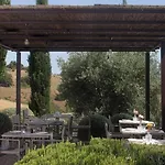 לינה וארוחת בוקר Casale Sterpeti 4*